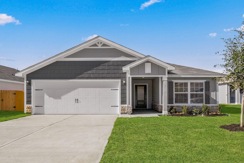 view of front of house featuring a garage and a front yard