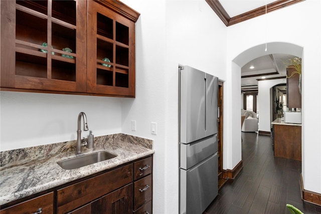 146 La Vie Dr, Montgomery, TX 77316 - kitchen with crown molding, a sink, freestanding refrigerator, dark wood finished floors, and arched walkways