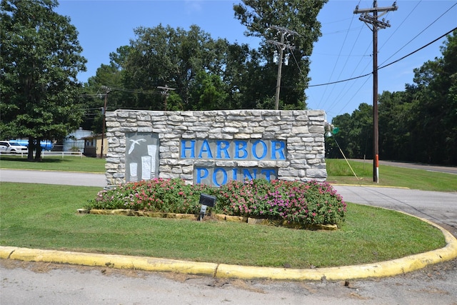 community sign with a yard