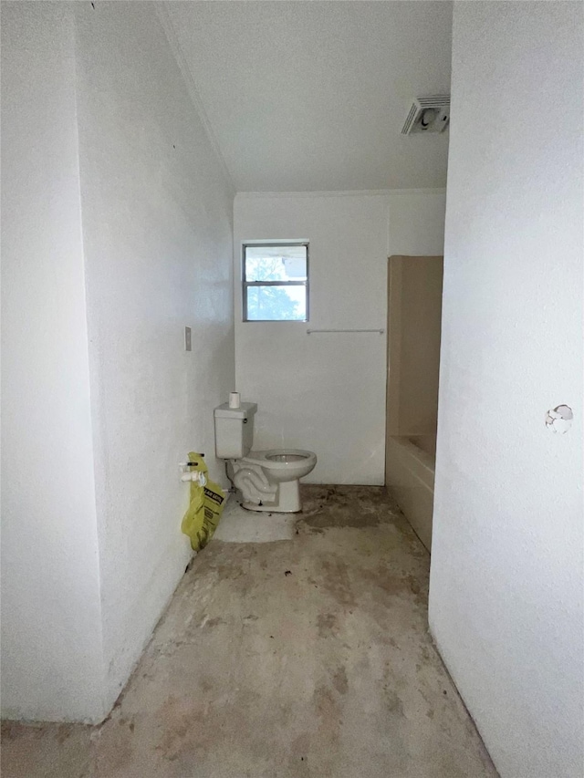 bathroom featuring toilet and a washtub