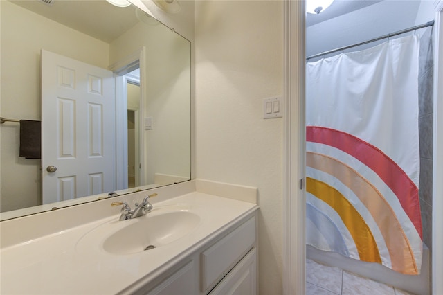 bathroom featuring a shower with curtain and vanity