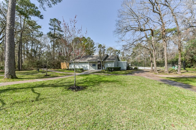 view of front of property featuring a front lawn