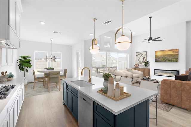 10903 Providence Ct, Missouri City, TX 77459 - kitchen featuring stainless steel appliances, healthy amount of natural light, open floor plan, light countertops, and recessed lighting