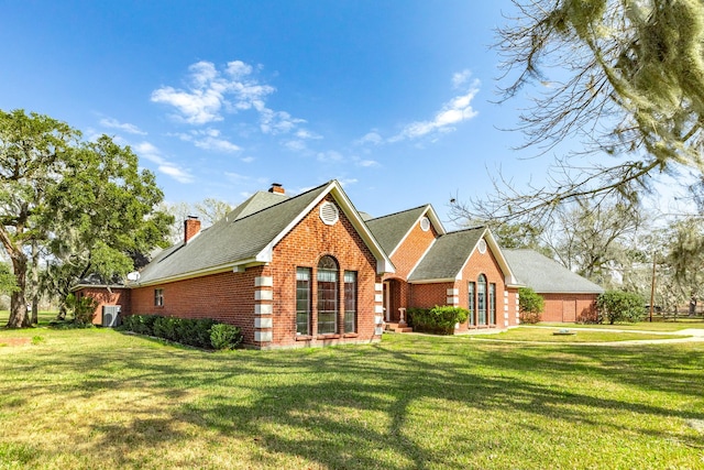 view of front facade with a front lawn