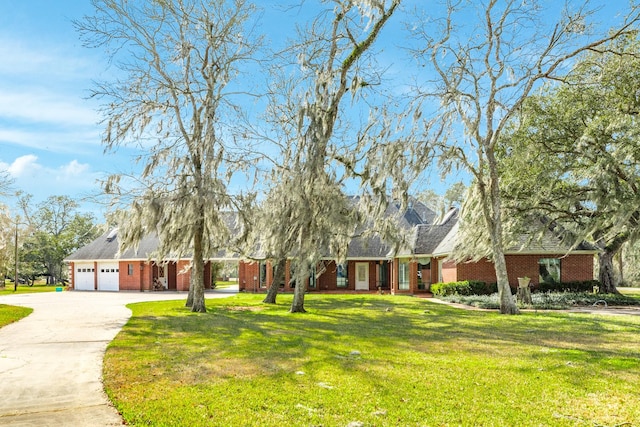 view of front facade featuring a garage and a front yard