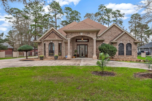 view of front of property with a front lawn