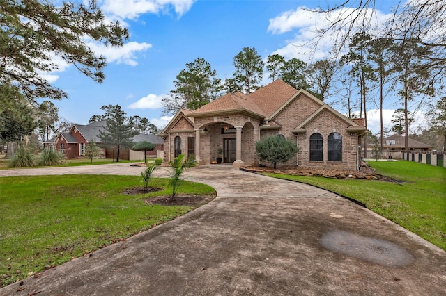 view of front facade with a front lawn