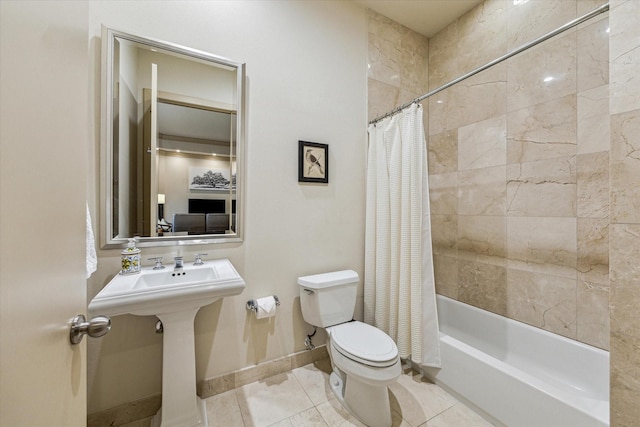 3388 Sage Rd Unit 2401, Houston, TX 77056 - full bathroom with toilet, shower / tub combo with curtain, and baseboards