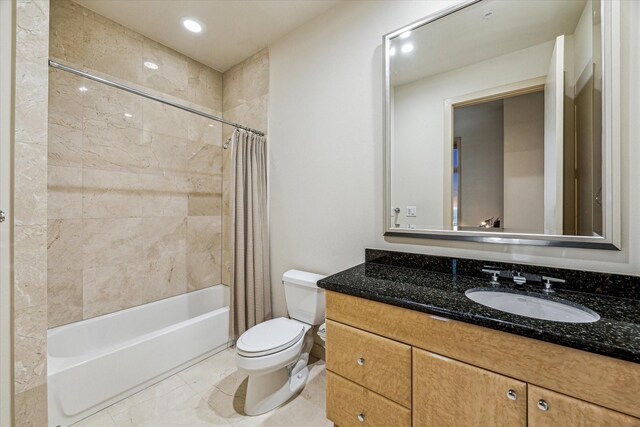 3388 Sage Rd Unit 2401, Houston, TX 77056 - full bath with toilet, shower / bathtub combination with curtain, vanity, and recessed lighting