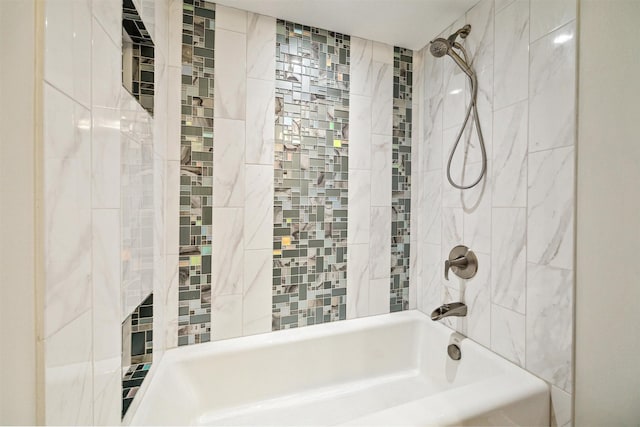 bathroom featuring tiled shower / bath combo