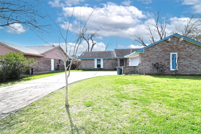 ranch-style home featuring a front lawn