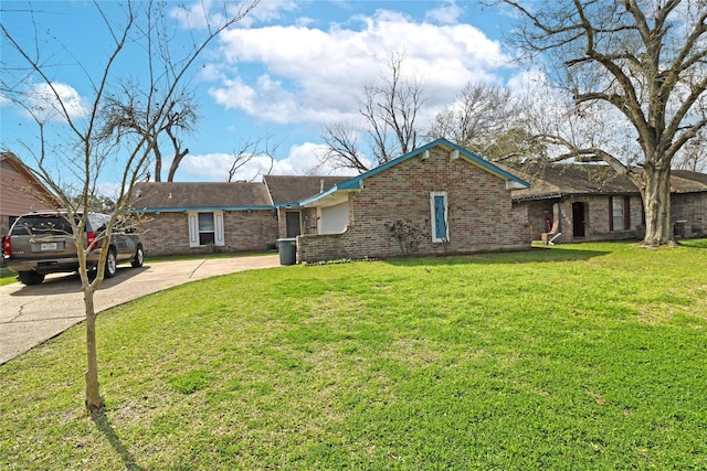 ranch-style home featuring a front lawn