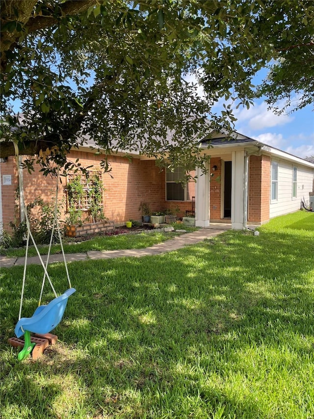 view of front facade featuring a front lawn