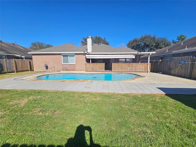 view of swimming pool featuring a lawn