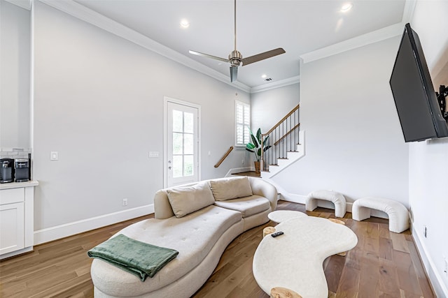 living room featuring crown molding, ceiling fan, and light hardwood / wood-style flooring