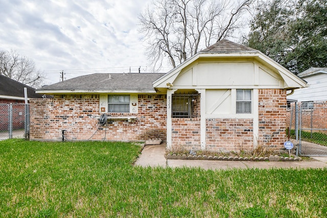 view of front of home with a front lawn