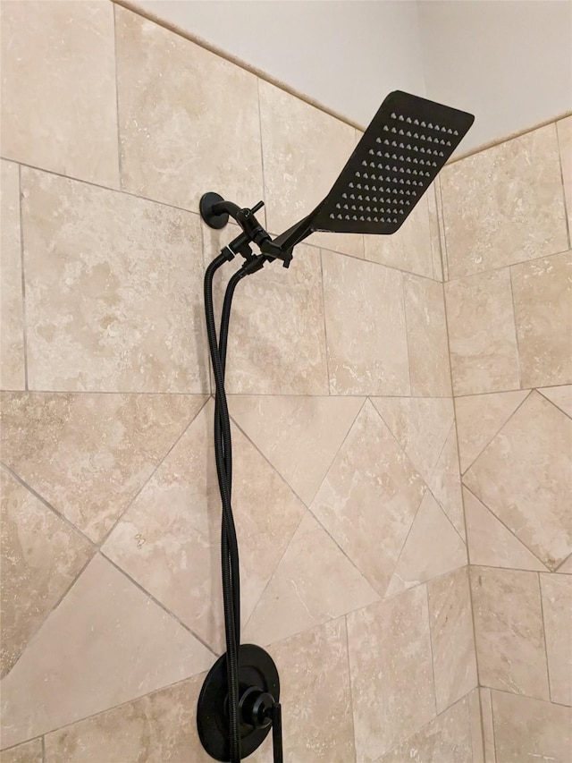 room details featuring a tile shower