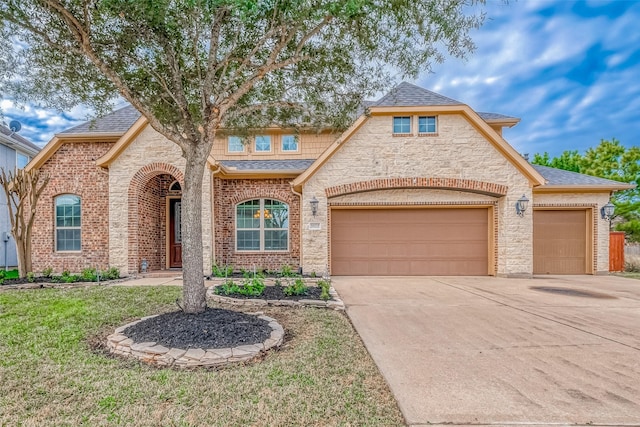 view of front of property with a front lawn