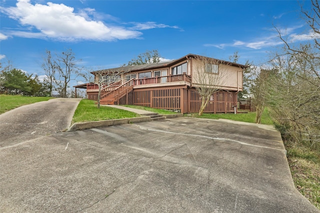 40 Pecan Cv, Coldspring, TX 77331 - view of front of house featuring a deck and a front lawn