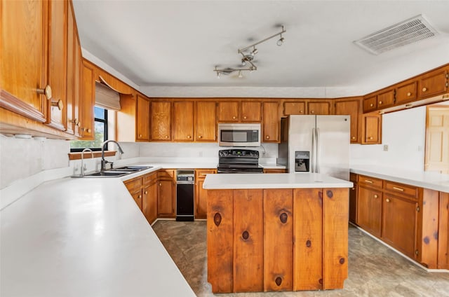 40 Pecan Cv, Coldspring, TX 77331 - kitchen with appliances with stainless steel finishes, sink, and a kitchen island