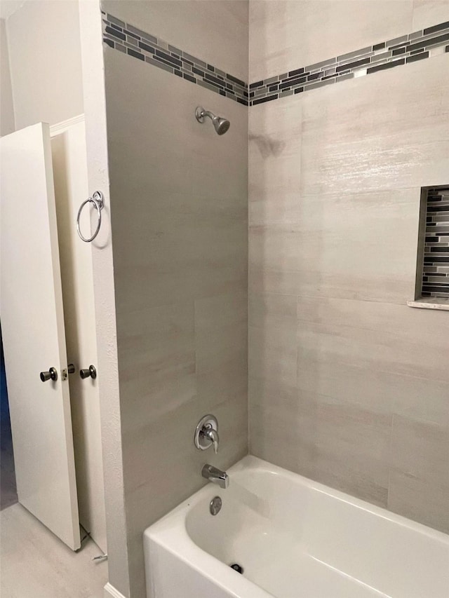 bathroom with tiled shower / bath combo