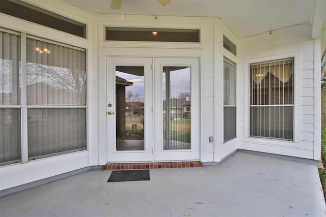 property entrance featuring ceiling fan