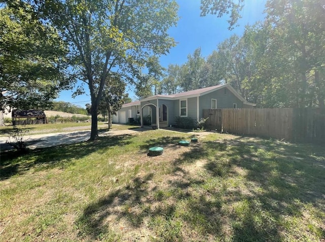 ranch-style house featuring a front yard