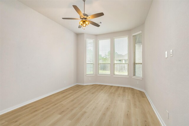 unfurnished room featuring light wood-style flooring, baseboards, and a ceiling fan