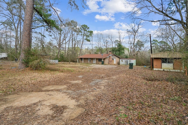 view of yard featuring an outdoor structure