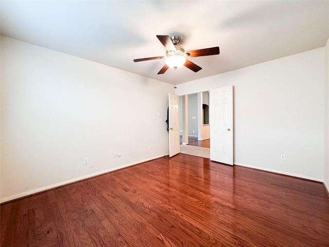 unfurnished room with dark wood-type flooring and ceiling fan