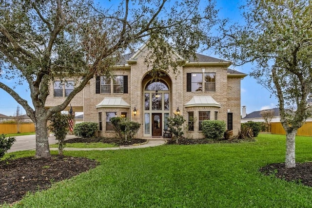 view of front of property featuring a front yard