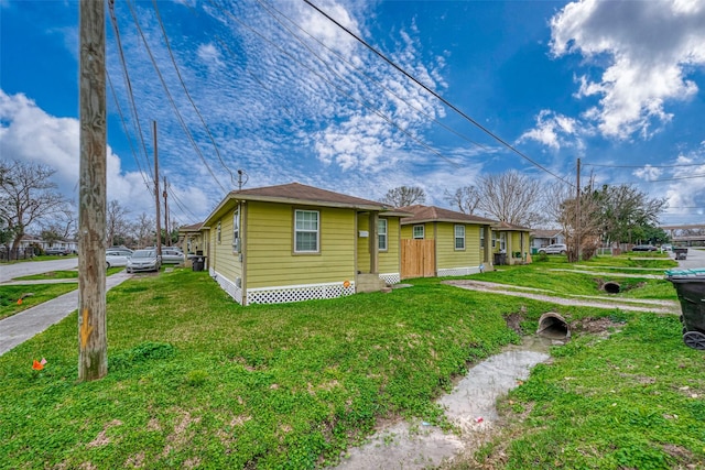 view of front of home featuring a front lawn