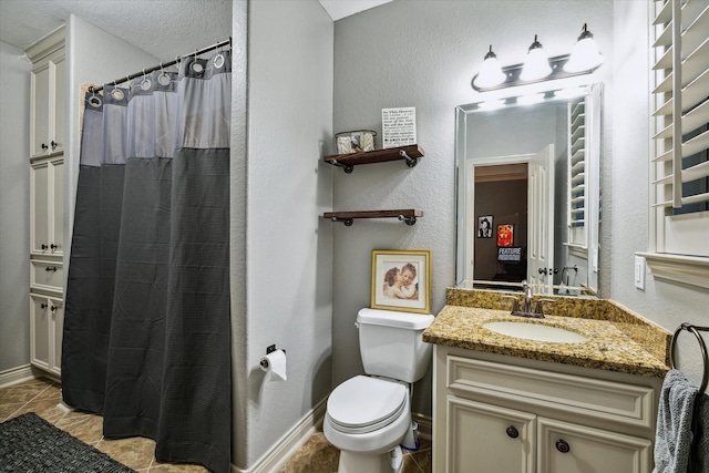 full bath with toilet, a shower with curtain, baseboards, and vanity