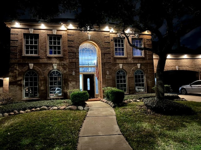 view of front facade featuring a yard