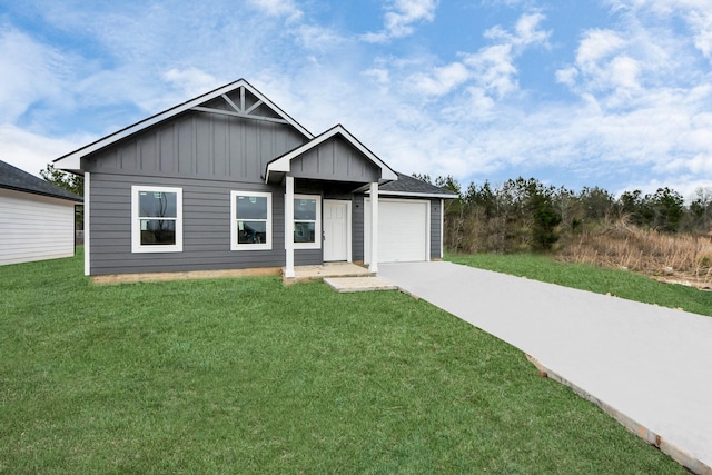 view of front facade with a garage and a front yard