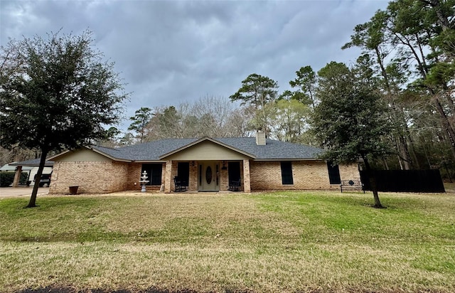 ranch-style home featuring a front lawn