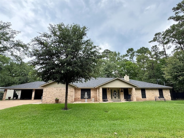 125 Clear Spgs, Trinity, TX 75862 - single story home featuring a front yard, a porch, driveway, and a shingled roof