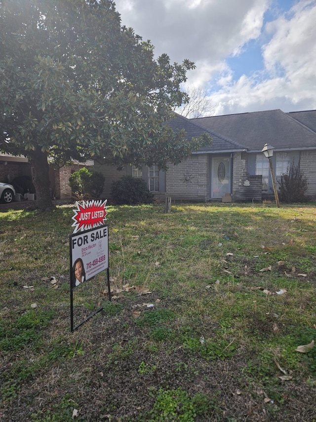 single story home featuring a front yard