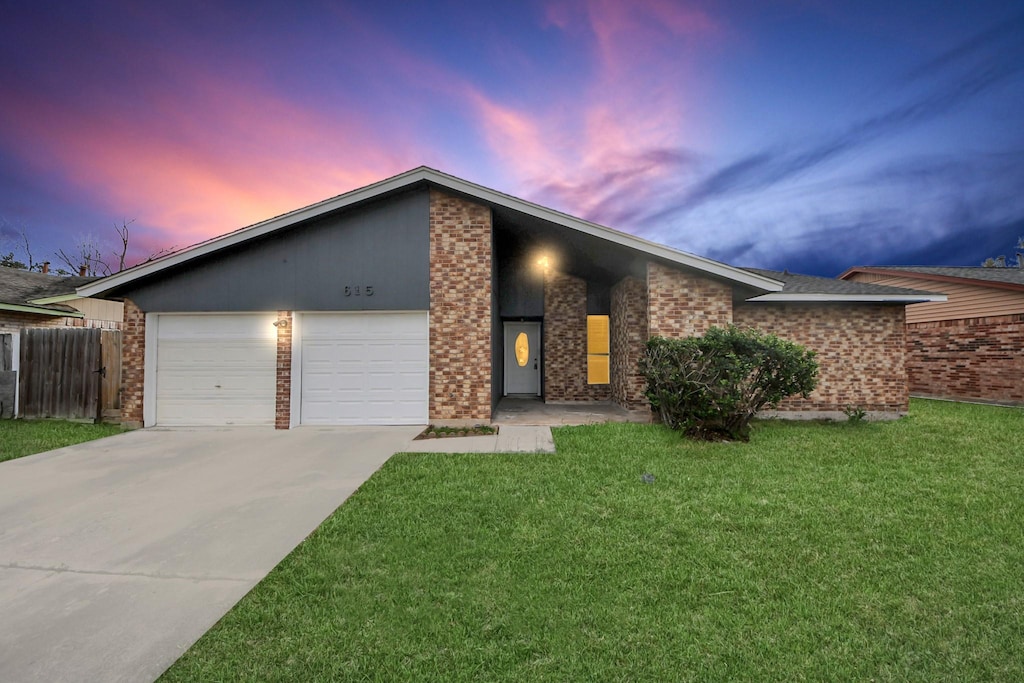 view of front facade with a garage and a yard