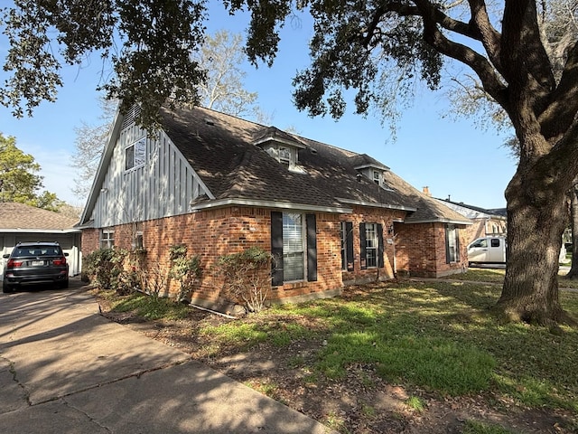 view of front of property with a front lawn