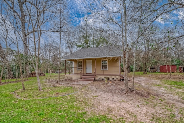 view of front of property featuring a front yard and covered porch