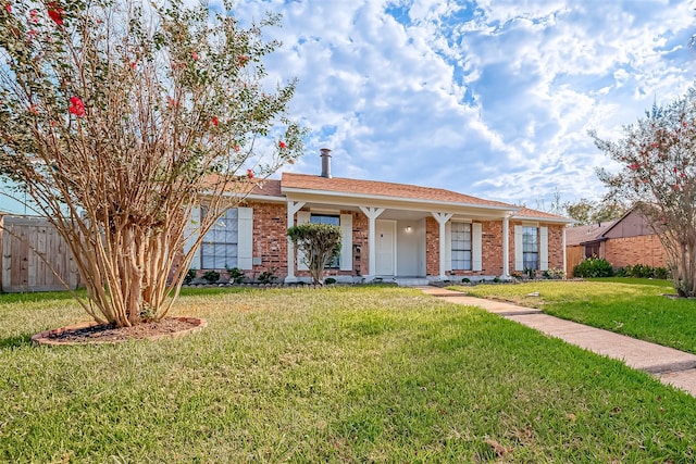 single story home with a front lawn