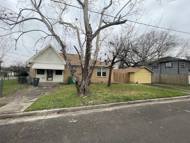 view of front of property featuring a front lawn