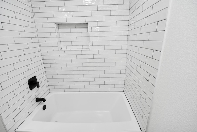 bathroom featuring tiled shower / bath