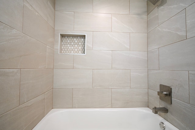 bathroom with tiled shower / bath combo