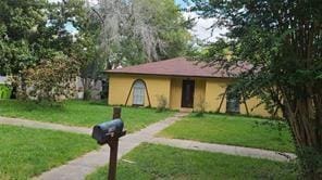 view of front of house with a front lawn