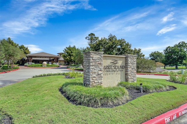 community sign featuring a lawn