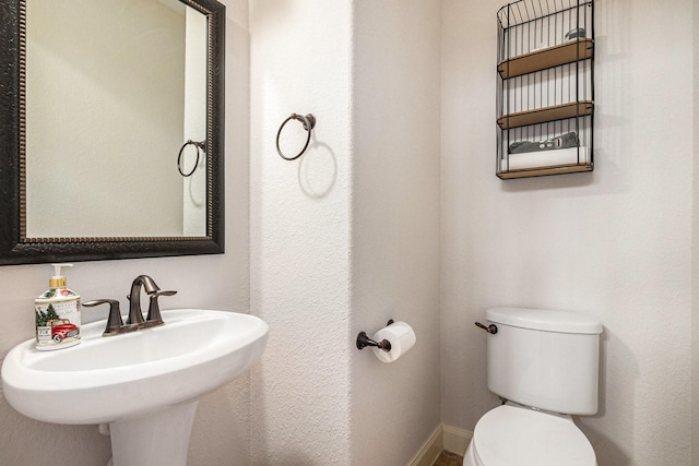 bathroom featuring toilet and sink