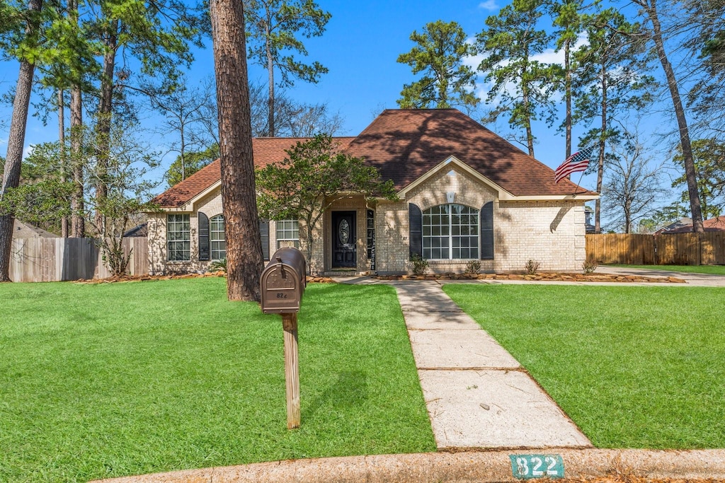 view of front facade featuring a front yard