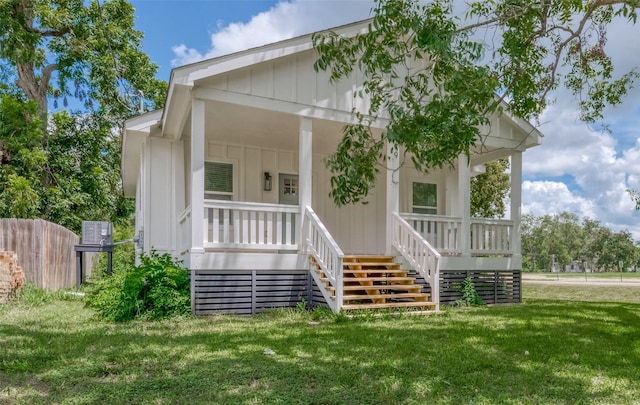 view of front of property featuring a front yard and covered porch